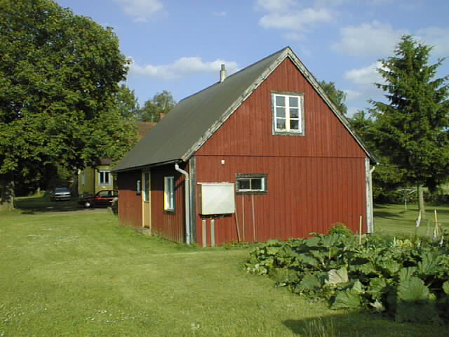 Denna byggnad står på Kämpagården idag. Stommen i den är från gamla Kämpagården.