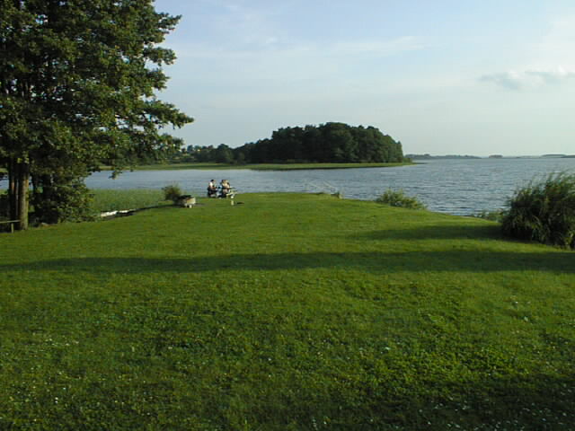 Badplatsen vid Råbelövssjön ligger vackert! Bild 1