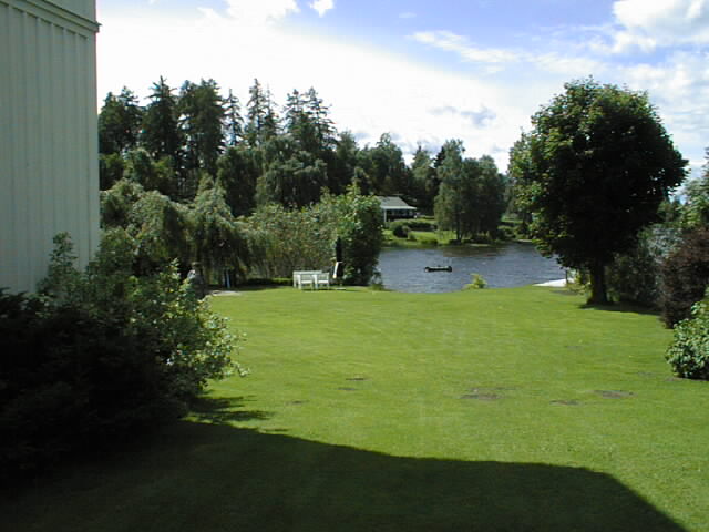 Sämsholm ligger otroligt vackert vid Sämsjön. Miljön är mycket lik Johannas barndomshem Kämpagården.