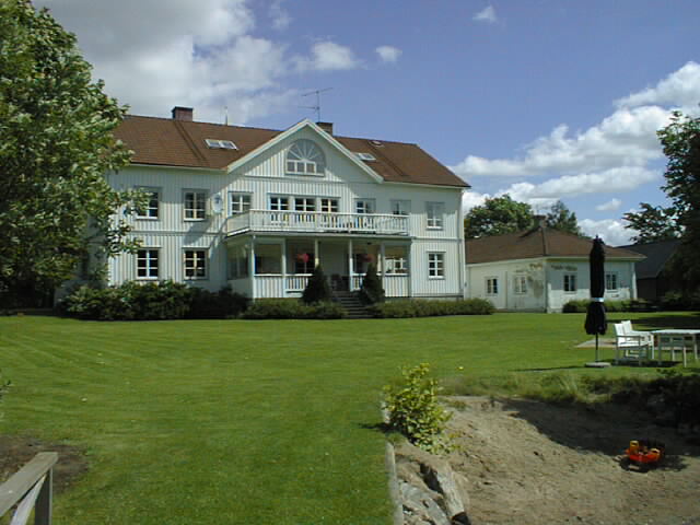 Sämsholm, fasaden mot sjön.